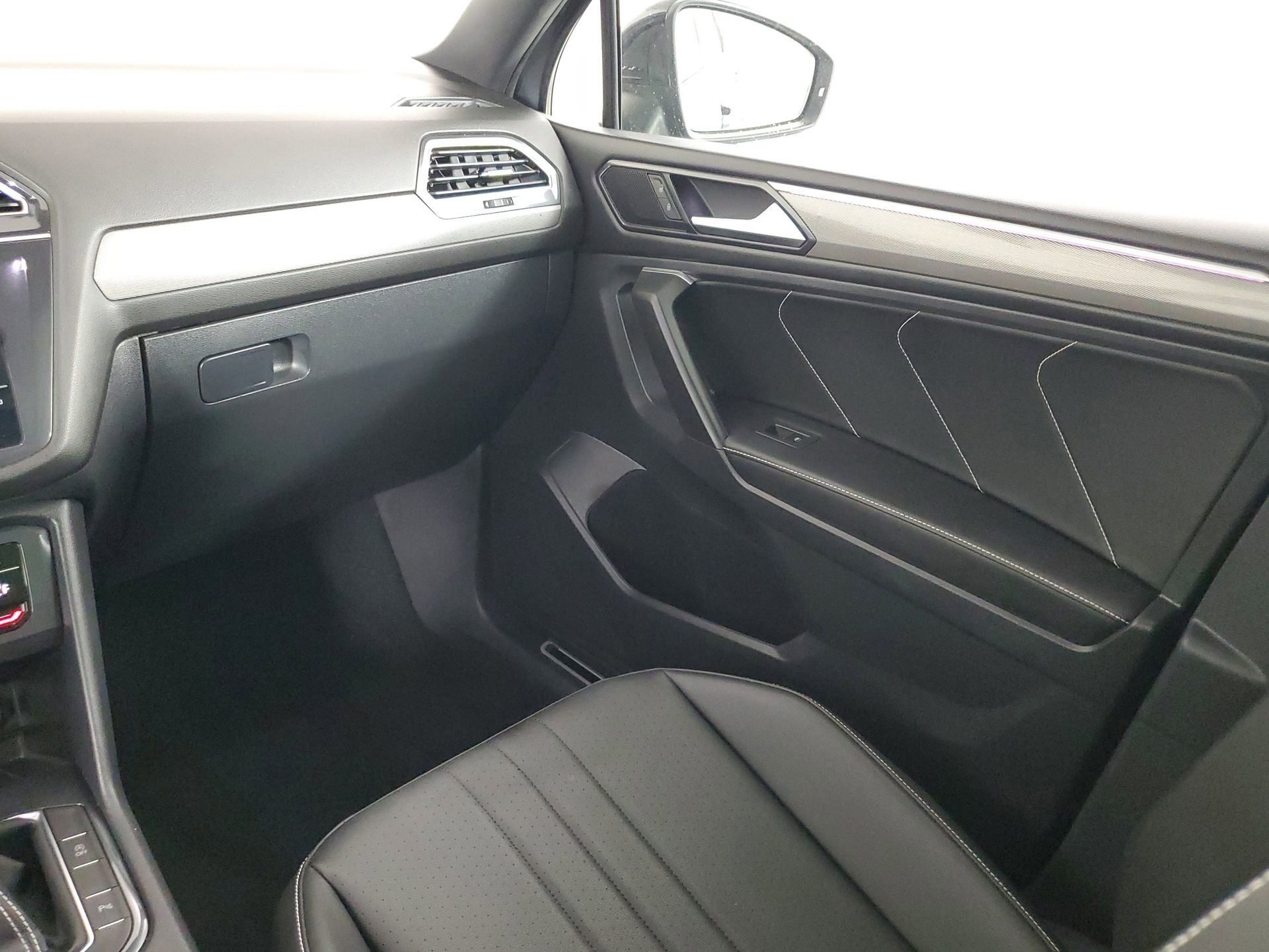 Used 2022 Volkswagen Tiguan SE R-Line image 45