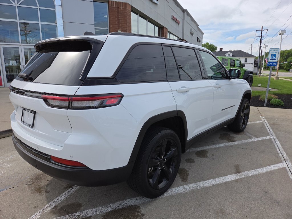 Used 2024 Jeep Grand Cherokee Altitude AWD/4WD image 12