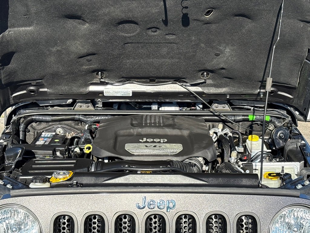 Used 2018 Jeep Wrangler Unlimited Sahara w/ Dual Top Group image 8