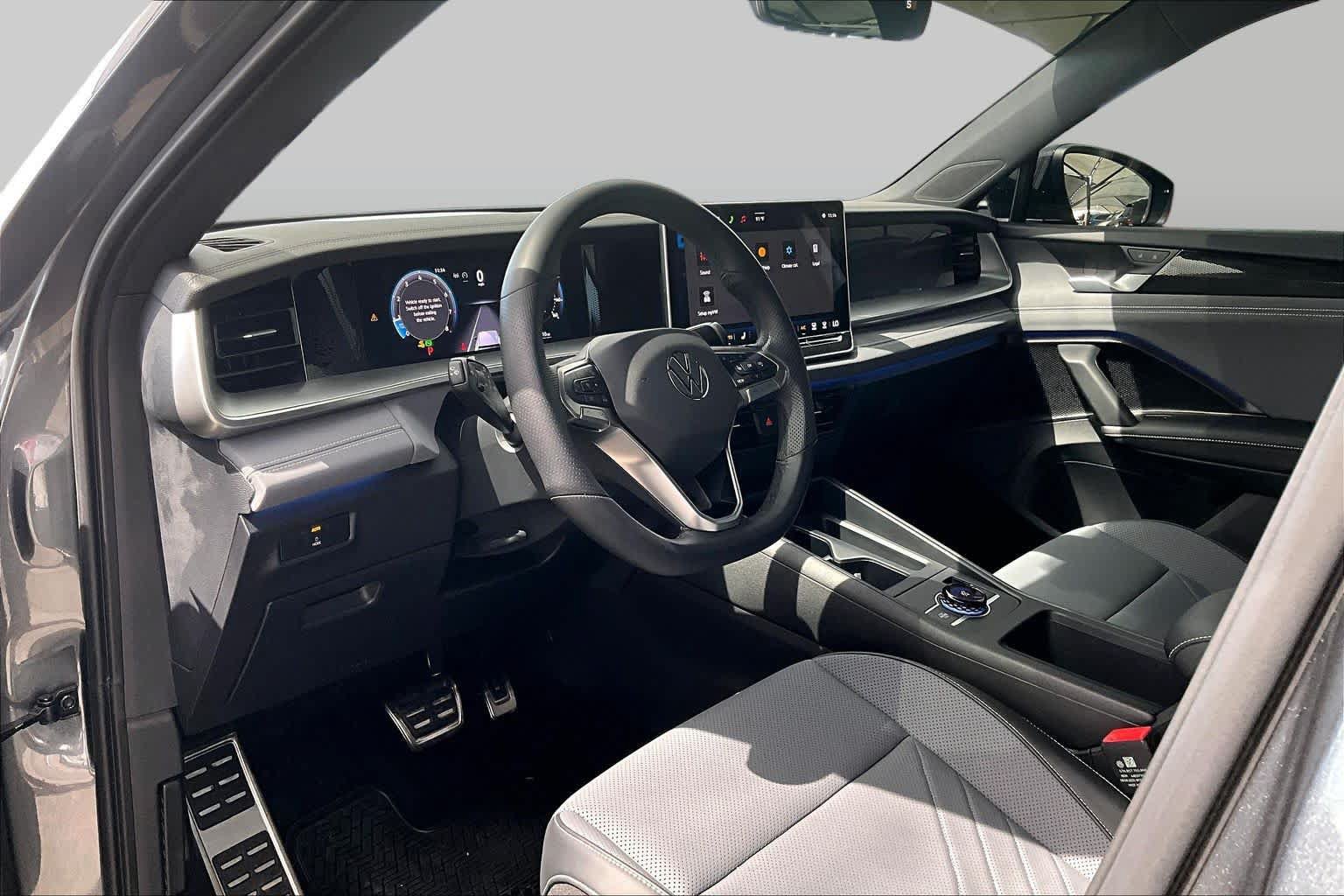 Used 2025 Volkswagen Tiguan SE R-Line FWD image 34