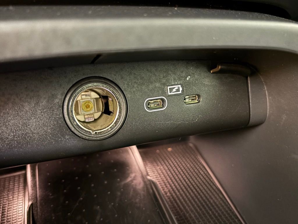 Used 2023 Volvo XC40 B5 Ultimate w/ Protection Package Premier image 29