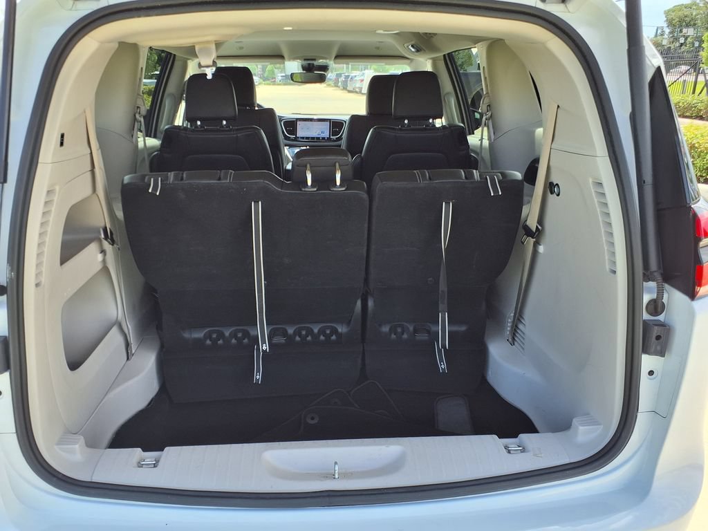 Used 2024 Chrysler Pacifica Touring-L FWD image 11