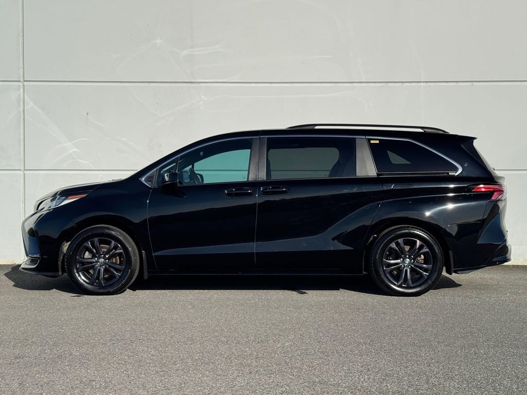 Used 2024 Toyota Sienna XSE image 4