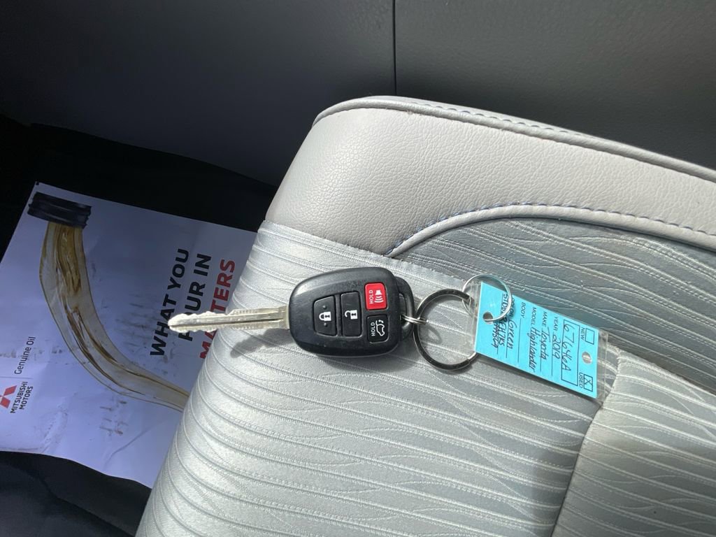 Used 2019 Toyota Highlander Plus AWD/4WD image 28