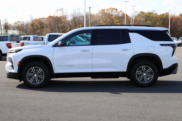 Used 2025 Chevrolet Traverse LT image 3