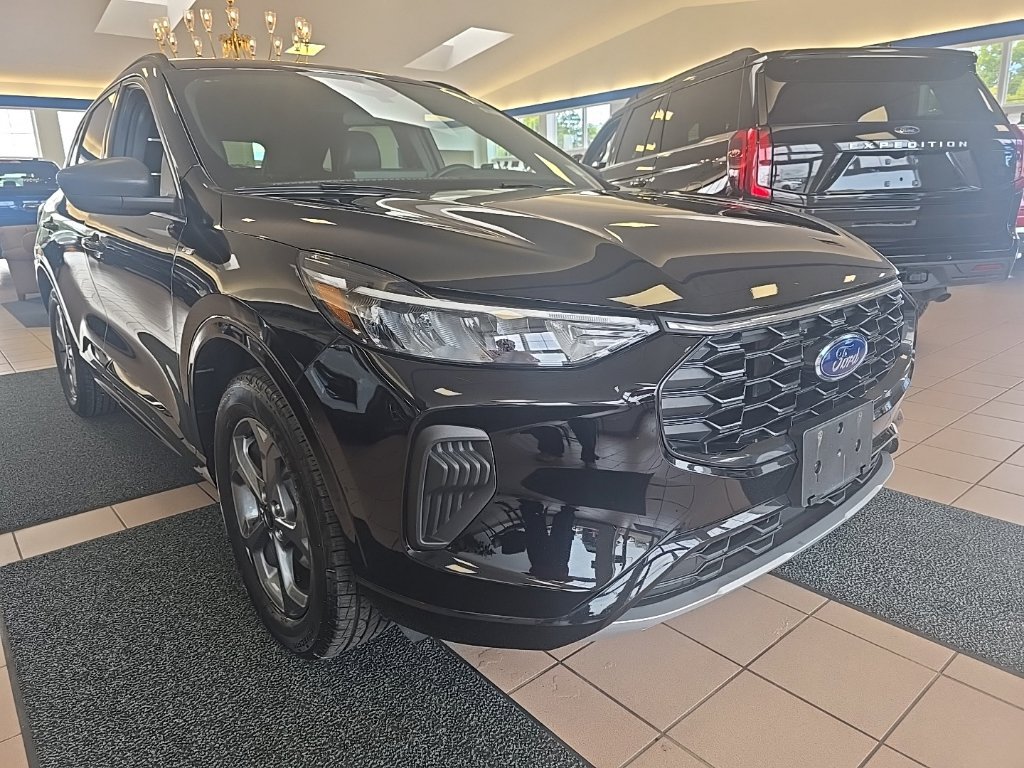 Used 2023 Ford Escape ST-Line w/ Tech Pack #1 AWD/4WD image 9