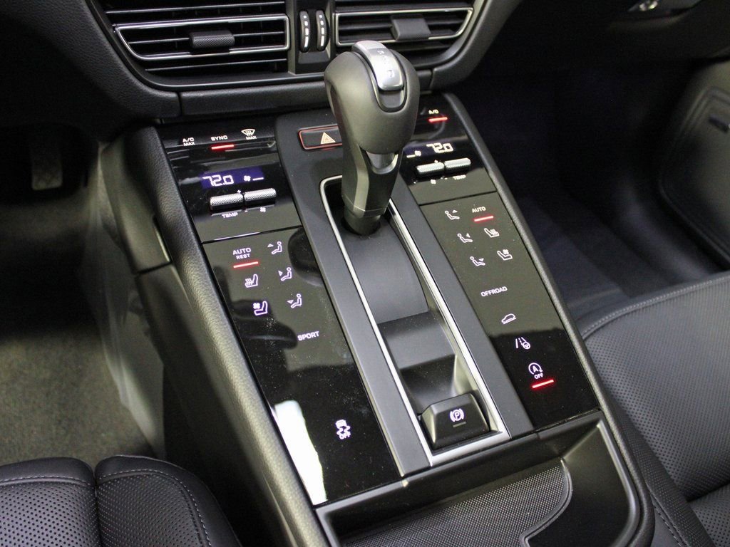 Certified 2025 Porsche Macan image 28