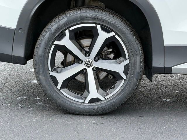 Certified 2025 Volkswagen Tiguan SE w/ Panoramic Sunroof Package AWD/4WD image 9