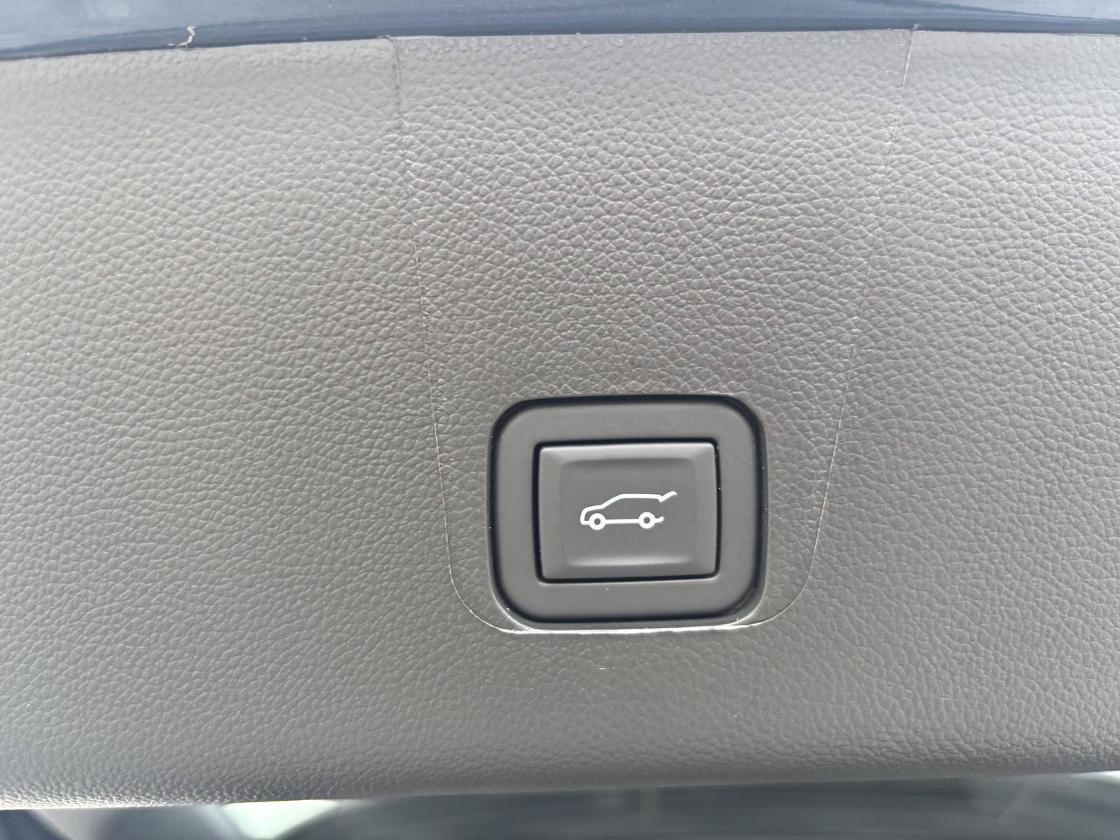 Used 2023 Chevrolet Traverse LT AWD/4WD image 36