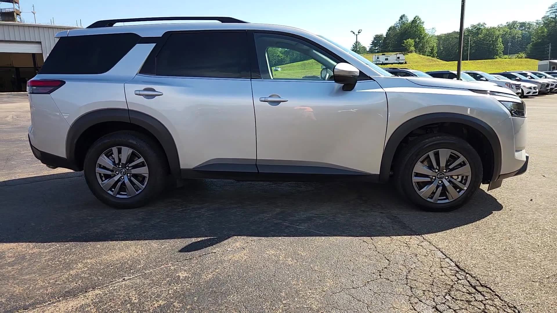 Used 2025 Nissan Pathfinder SV image 18