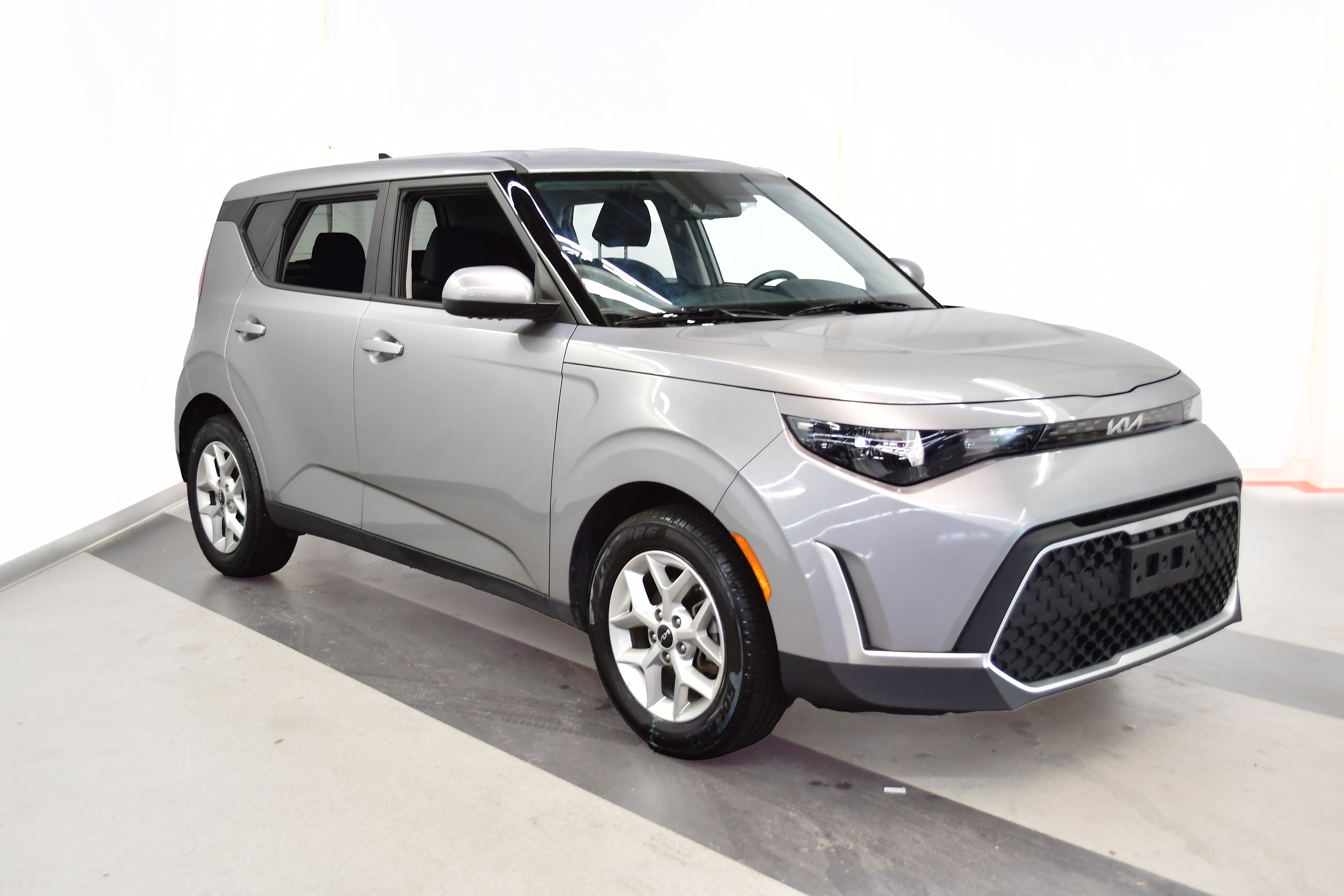 Used 2025 Kia Soul LX w/ LX Technology Package FWD image 2