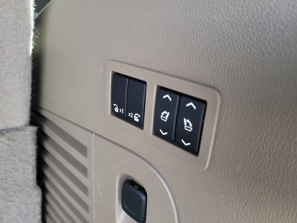 Used 2018 Chevrolet Tahoe Premier RWD image 12