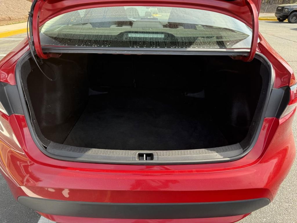 Used 2021 Toyota Corolla LE image 9
