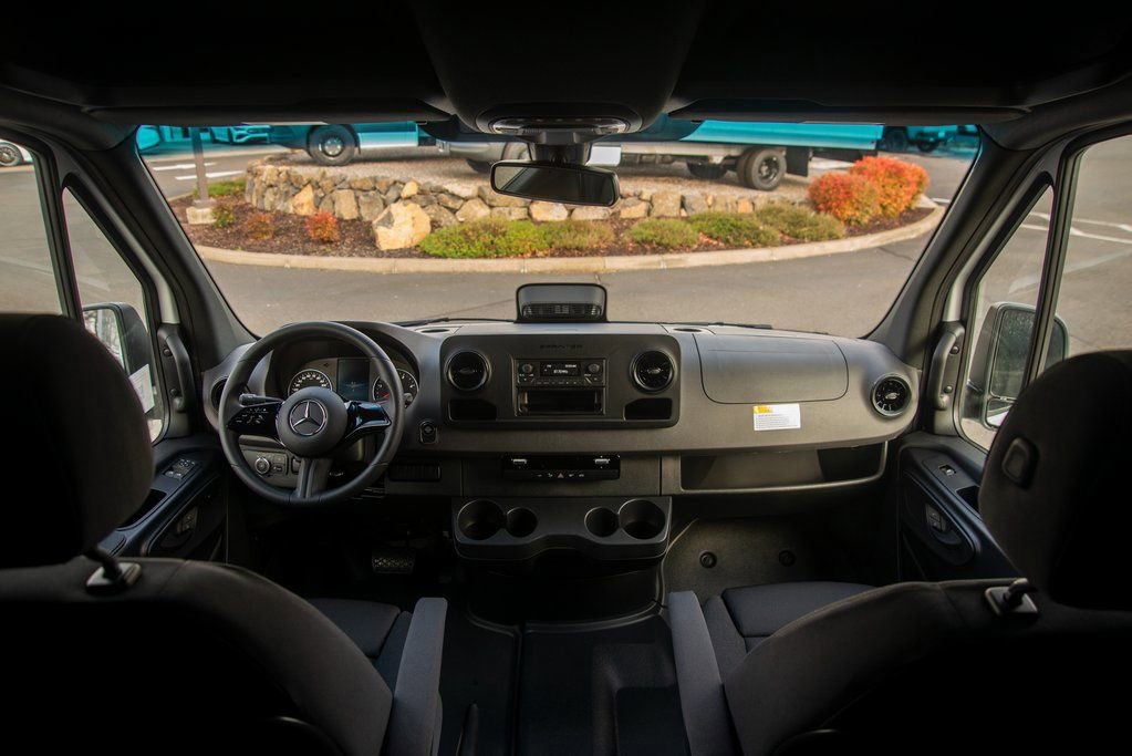 Used 2025 Mercedes-Benz Sprinter 2500 image 32