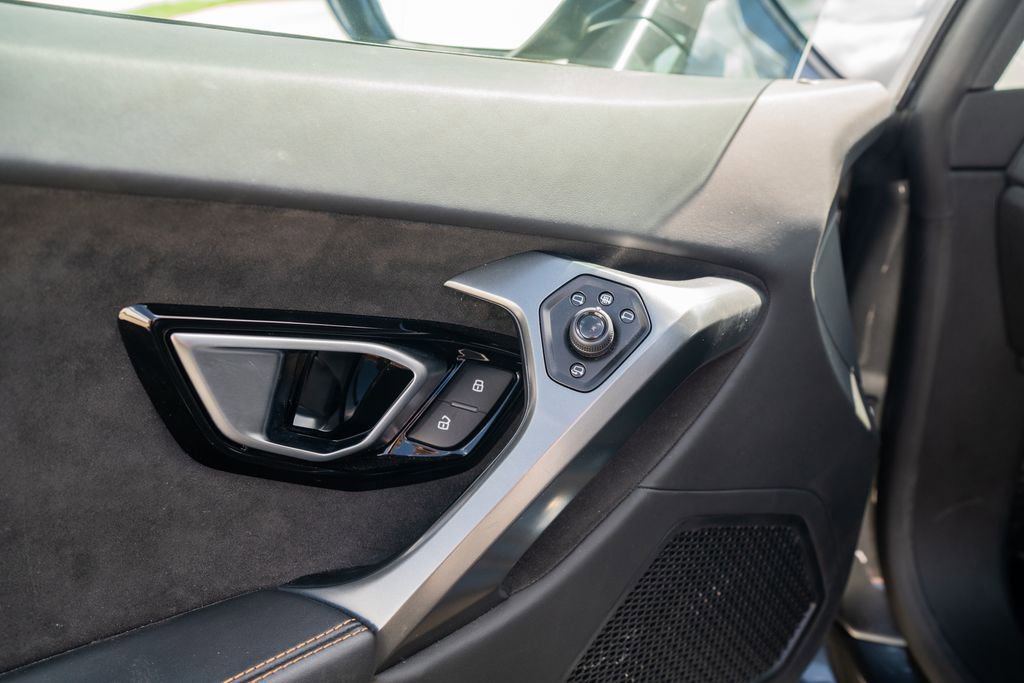Used 2021 Lamborghini Huracan EVO image 30