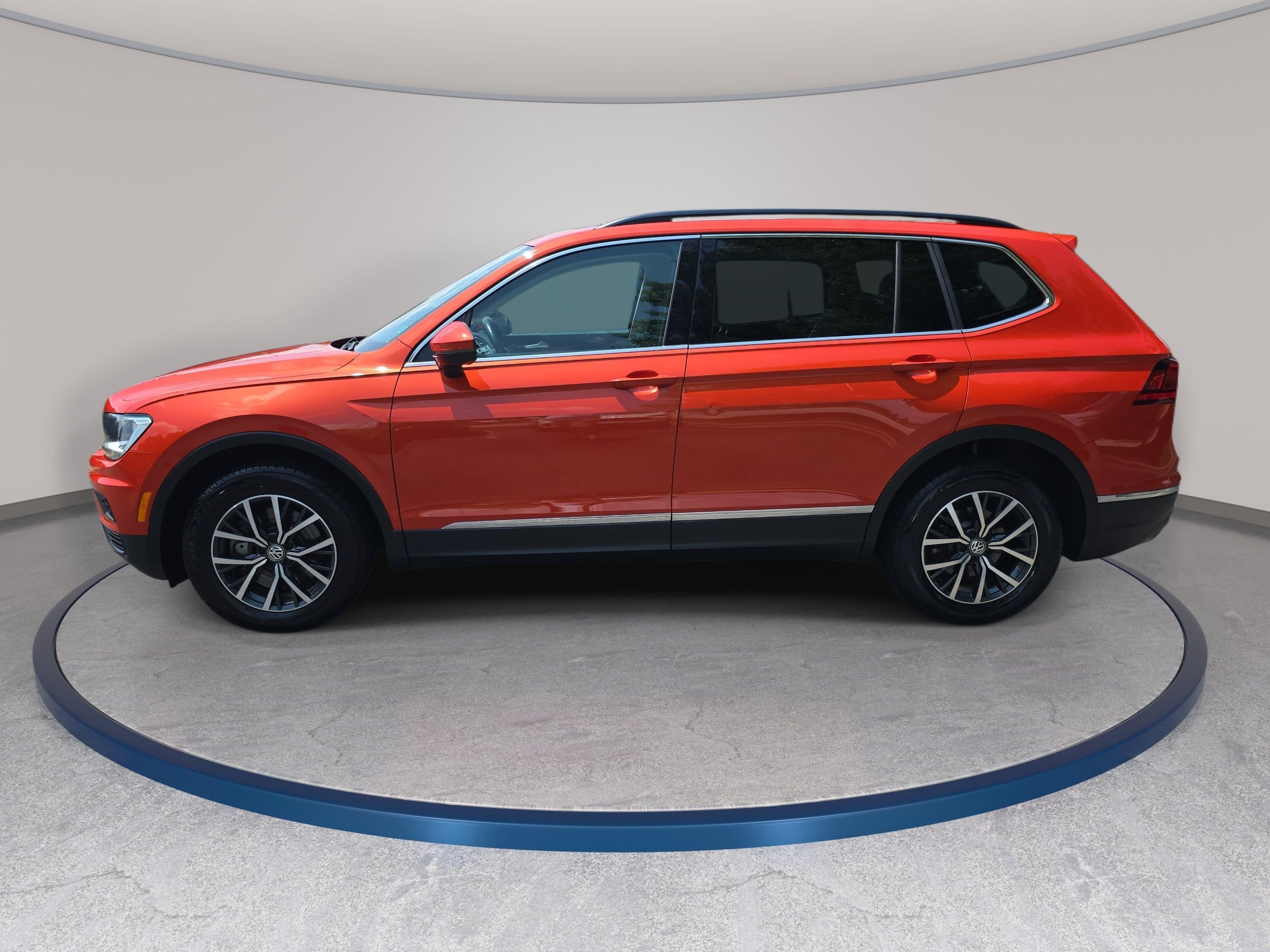 Used 2018 Volkswagen Tiguan SE w/ Panoramic Sunroof Package FWD image 8