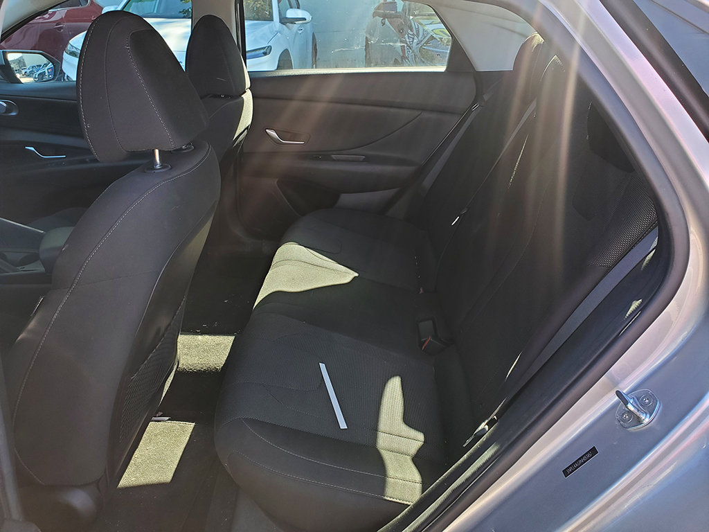 Used 2022 Hyundai Elantra SE FWD image 6