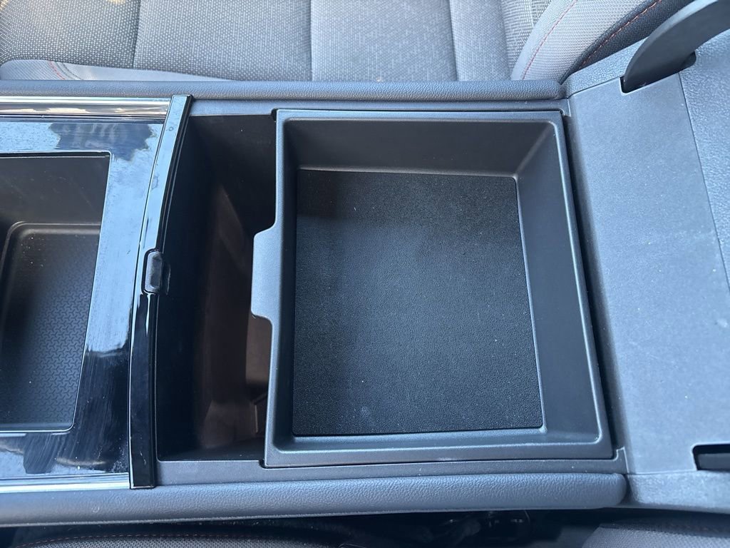 Used 2025 Chevrolet Traverse LT image 32