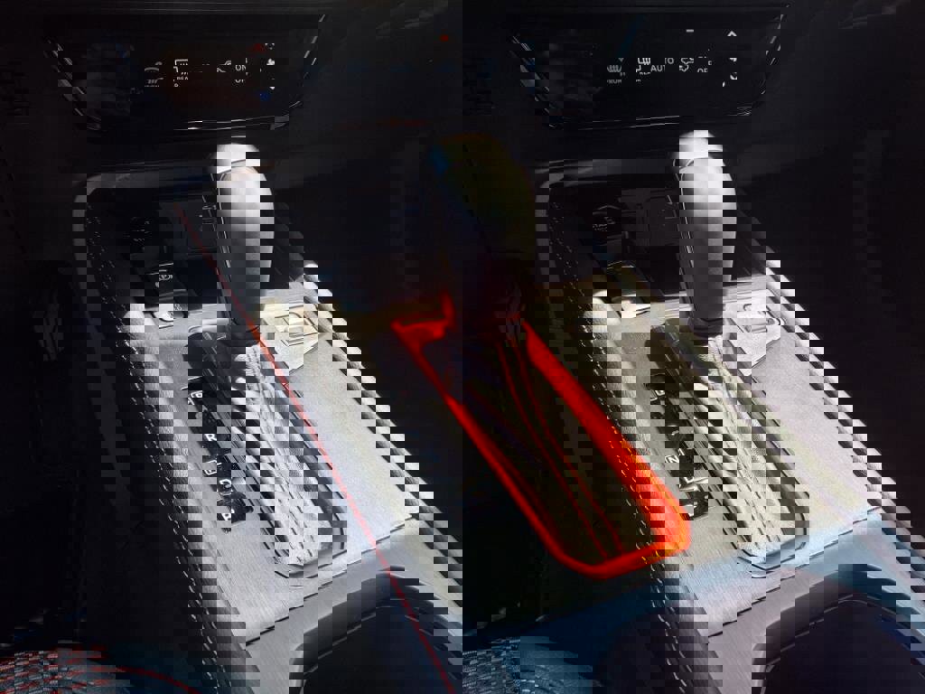 New 2025 Nissan Kicks SR image 10