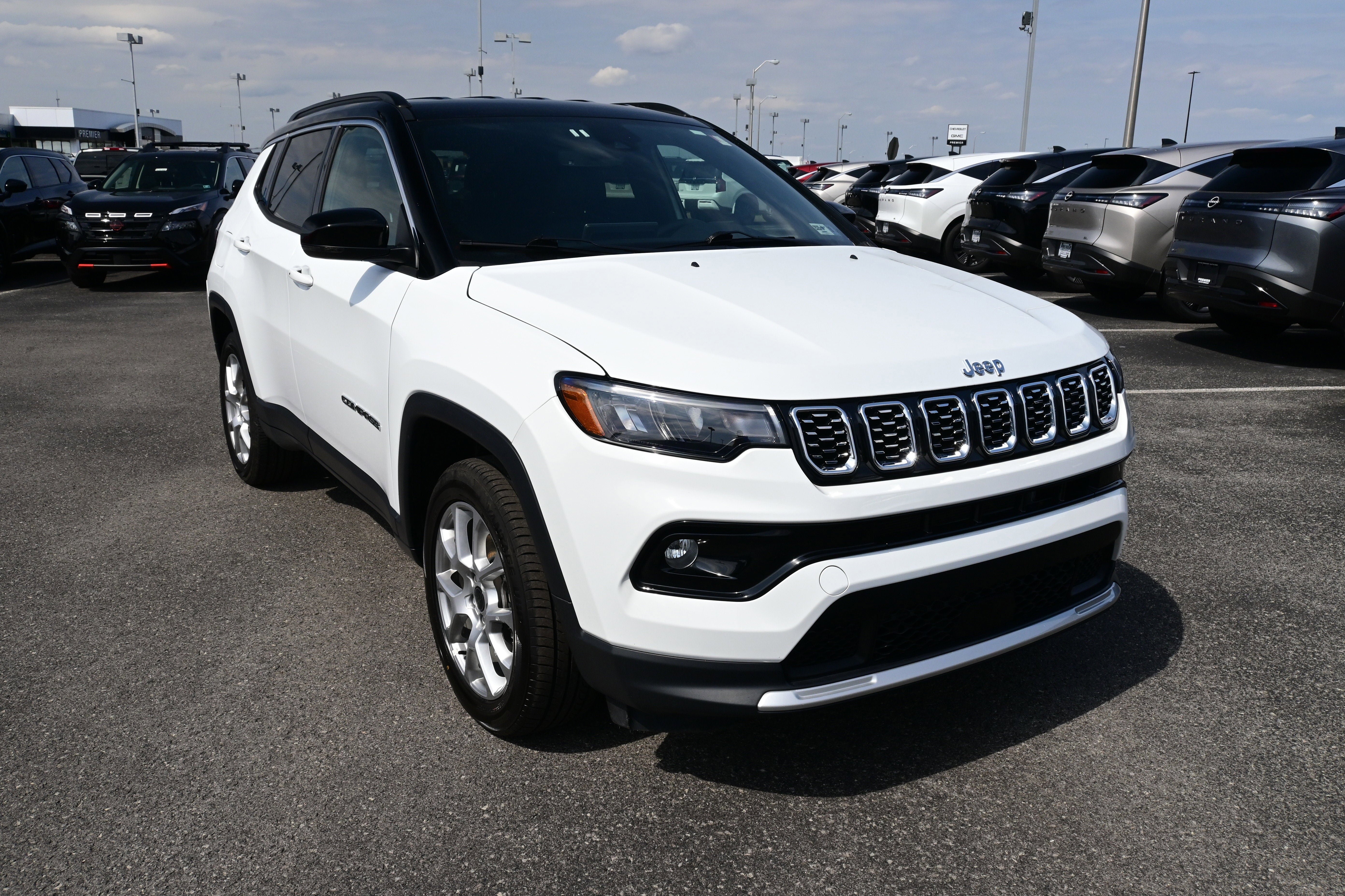 Used 2025 Jeep Compass Limited AWD/4WD image 2