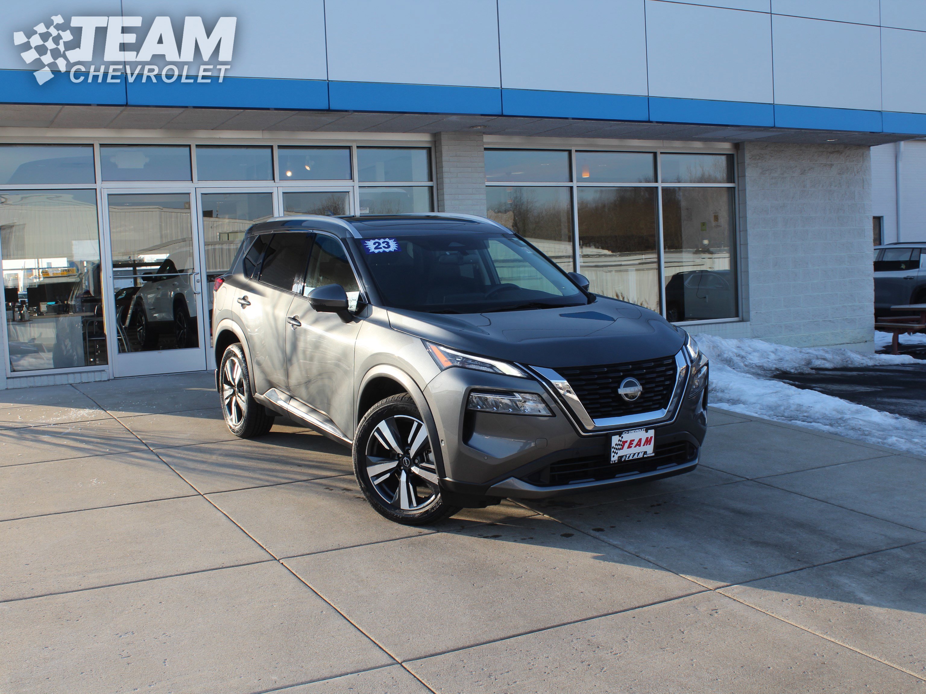 Used 2023 Nissan Rogue SL w/ SL Premium Package image 2