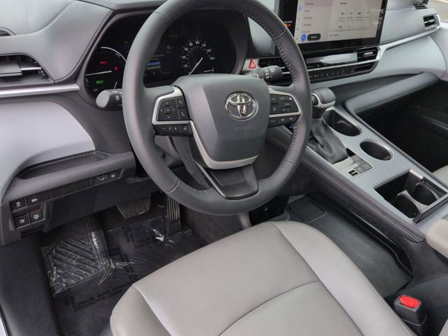 Certified 2025 Toyota Sienna XLE FWD image 12