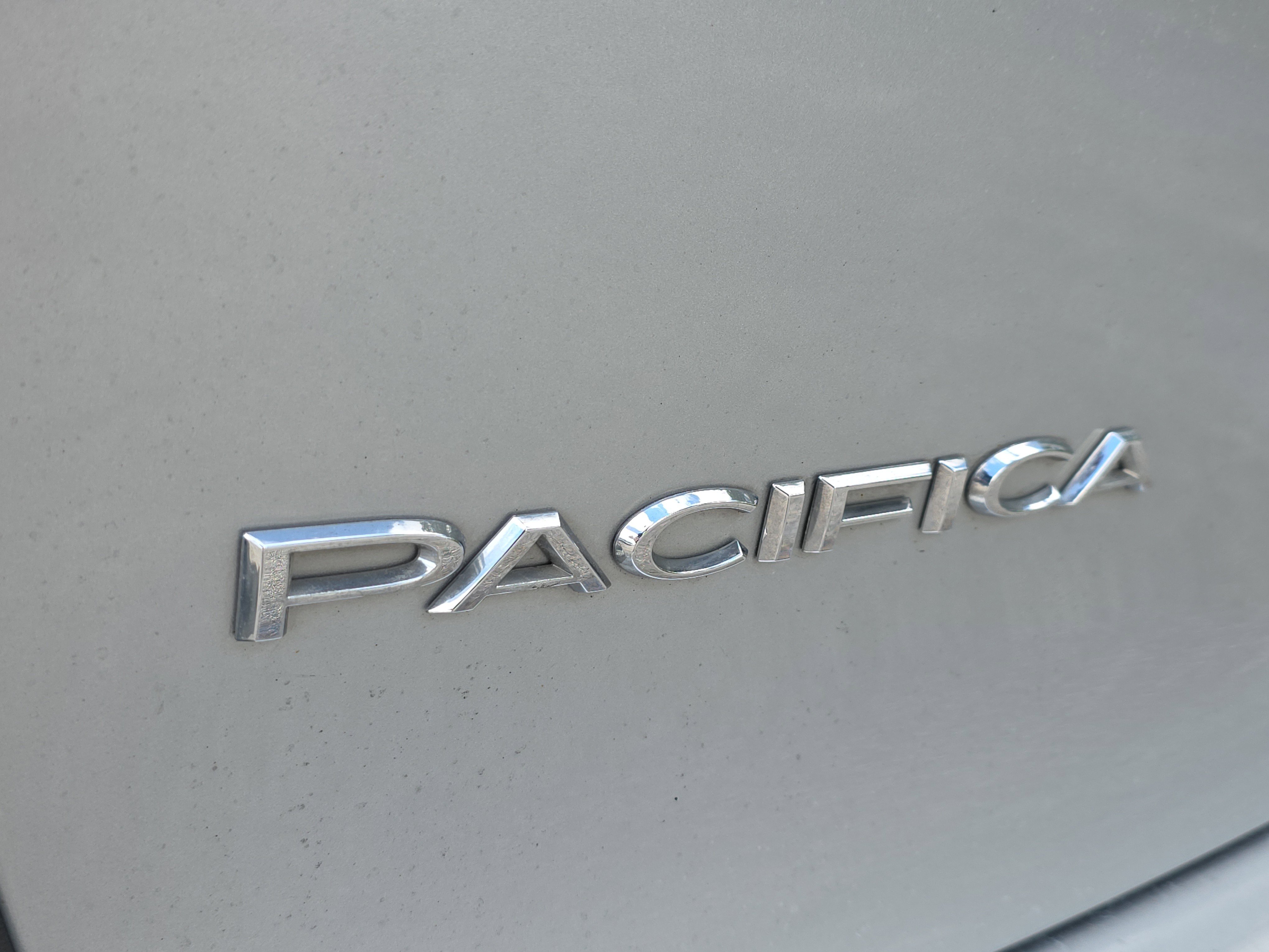 Used 2024 Chrysler Pacifica Touring-L FWD image 10