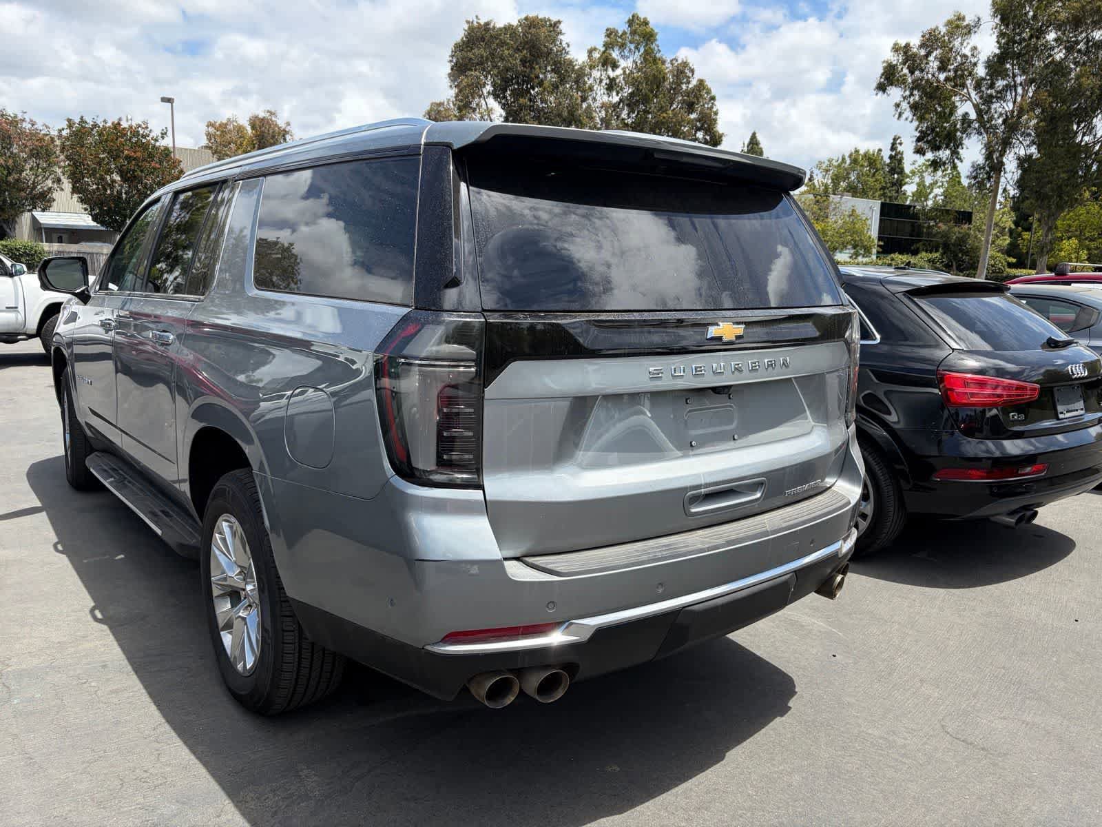 Used 2025 Chevrolet Suburban Premier AWD/4WD image 4