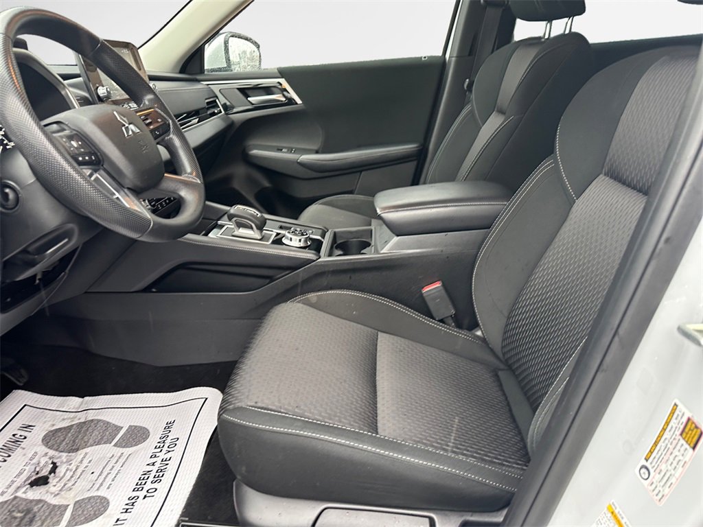 Used 2023 Mitsubishi Outlander ES image 12