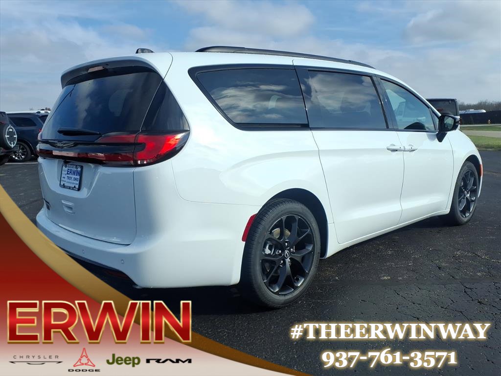 New 2026 Chrysler Pacifica Select w/ S Appearance Package image 5