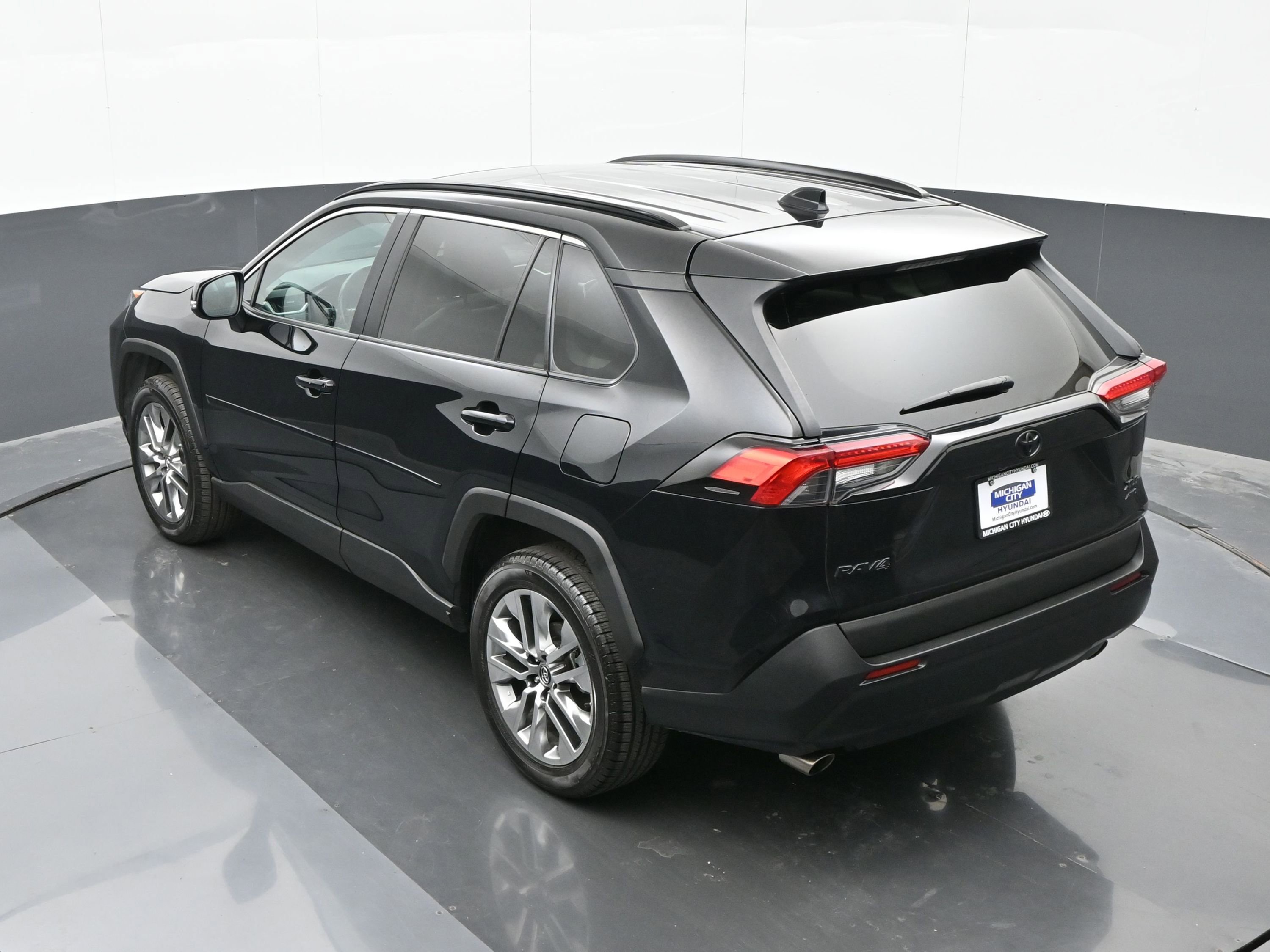 Used 2019 Toyota RAV4 XLE Premium image 34
