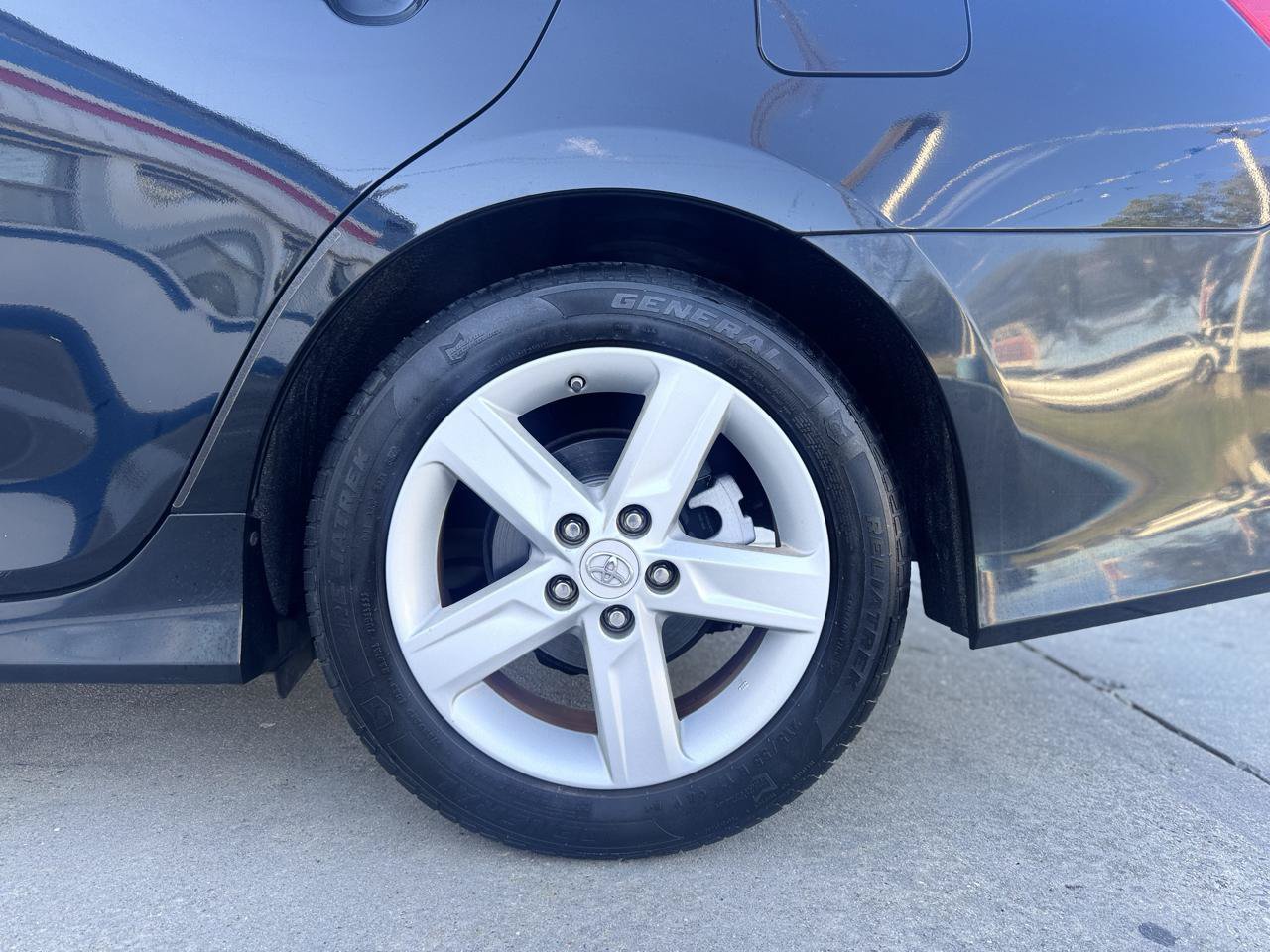 Used 2012 Toyota Camry SE FWD image 20