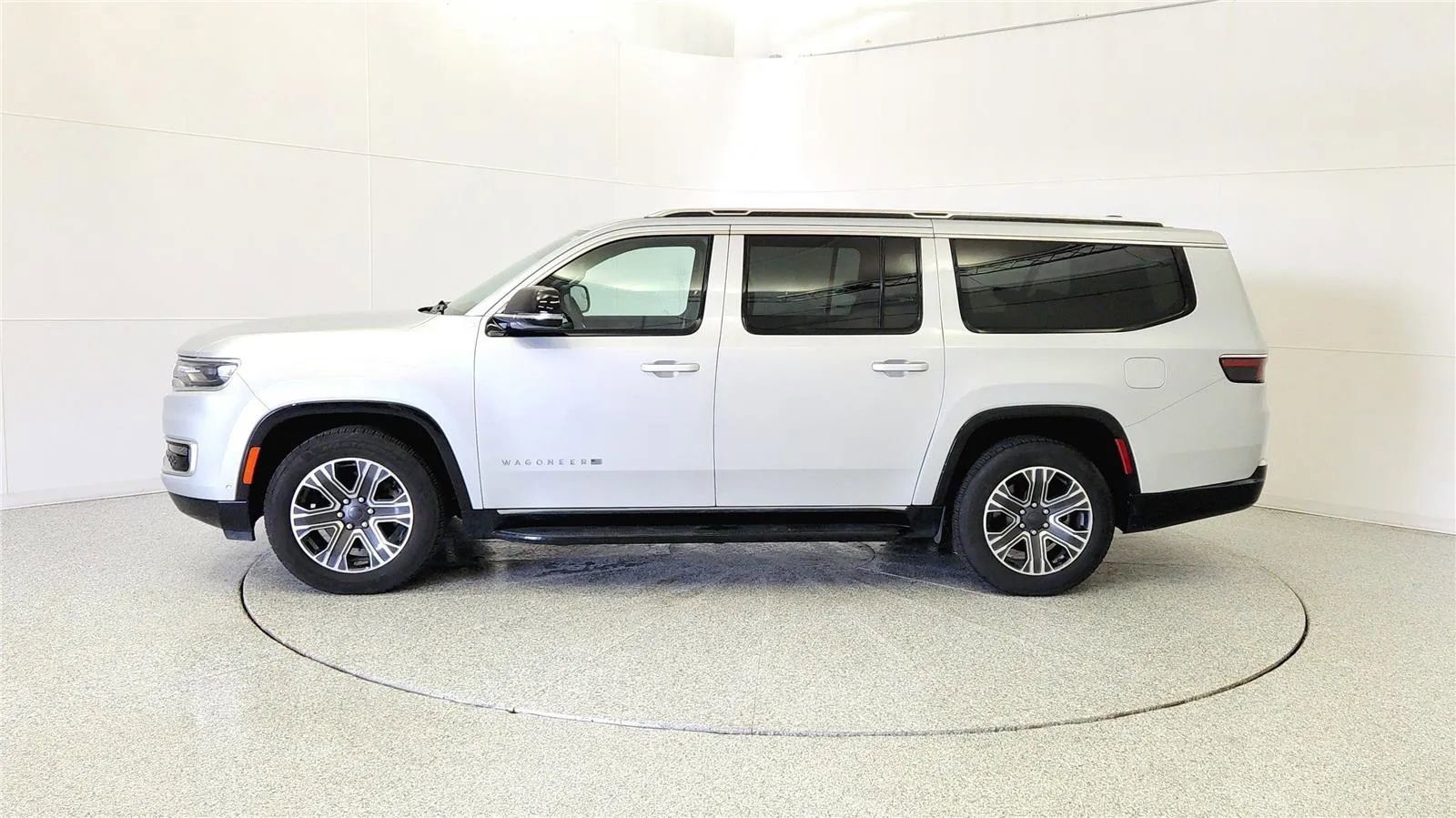 Used 2024 Jeep Wagoneer L Series II w/ Flexible Seating Group image 4