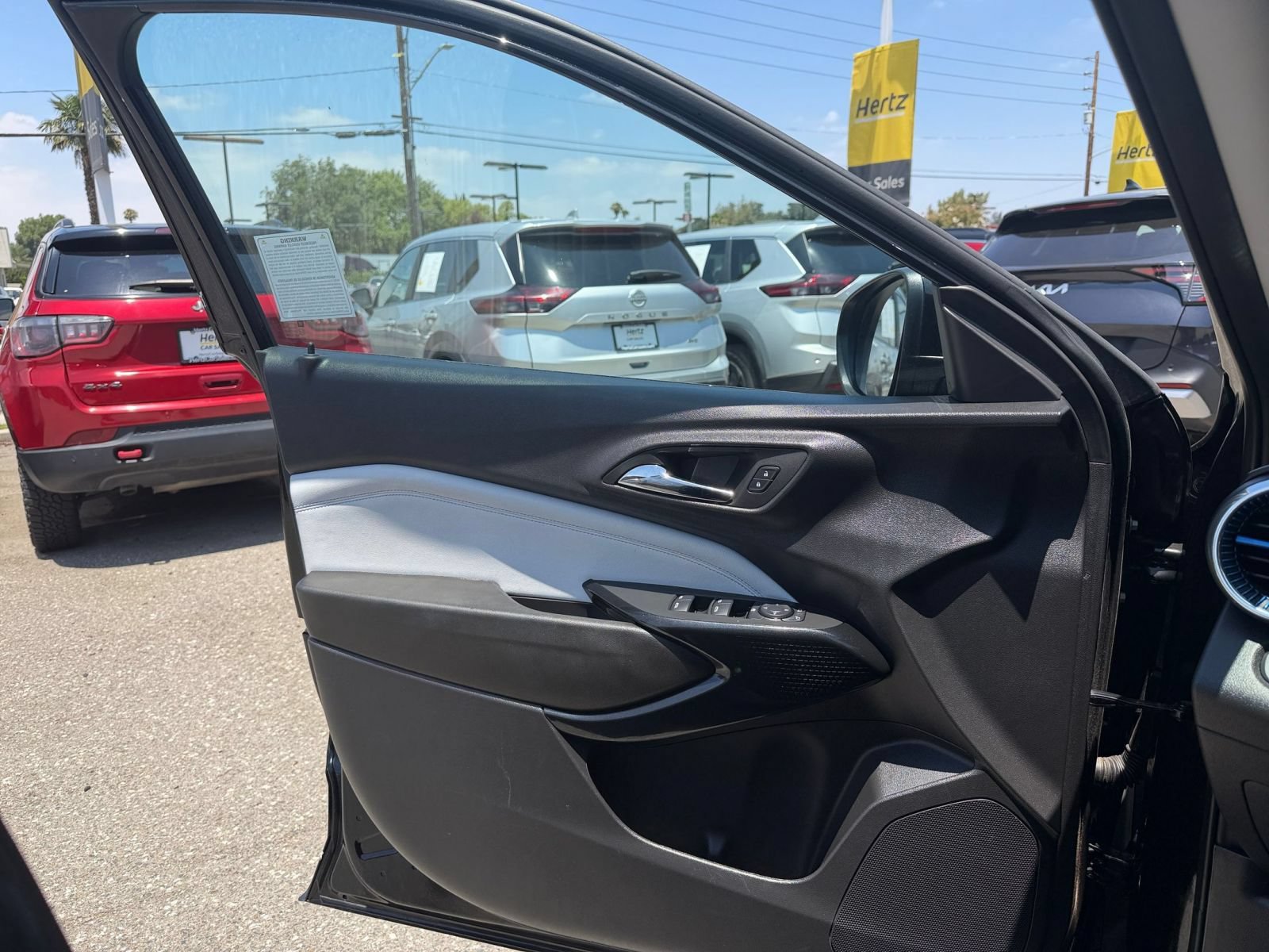 Used 2025 Chevrolet Trax LT FWD image 18