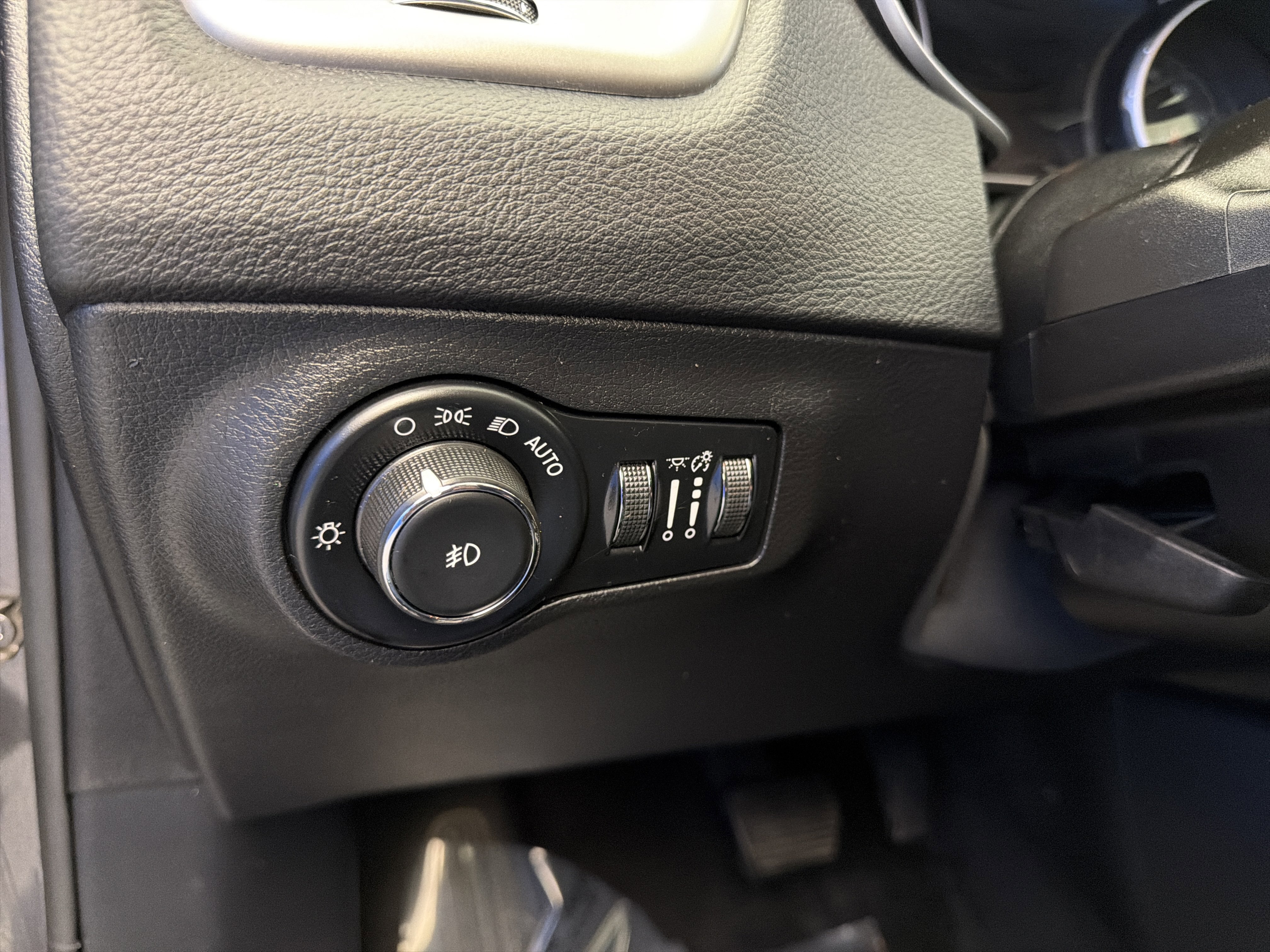 Used 2018 Jeep Compass Latitude w/ Popular Equipment Group AWD/4WD image 15
