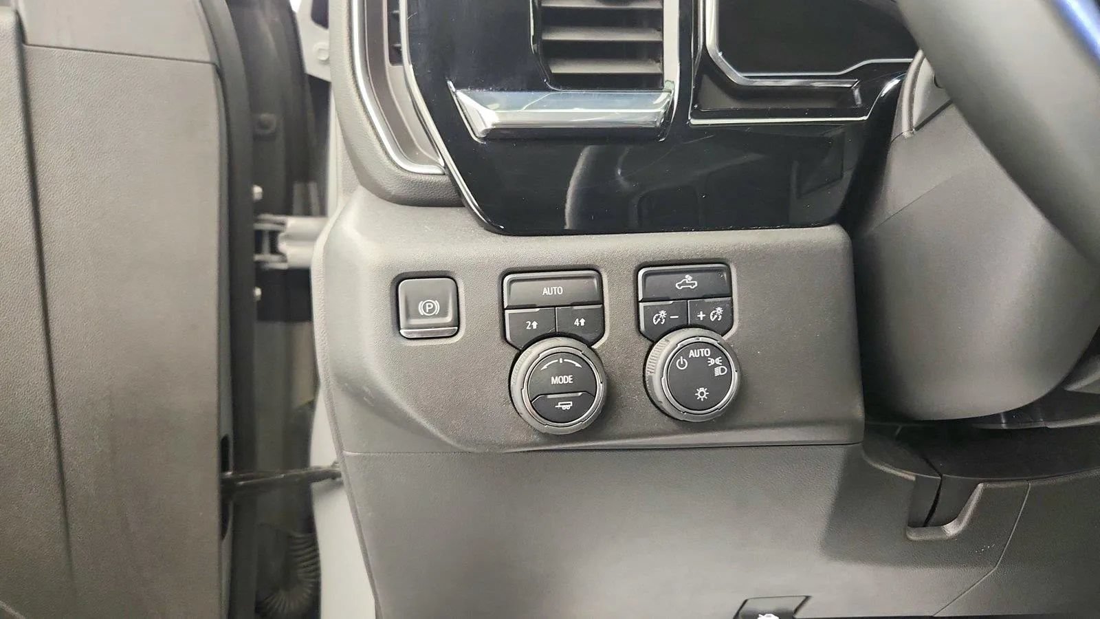Used 2024 Chevrolet Silverado 1500 LT AWD/4WD image 17