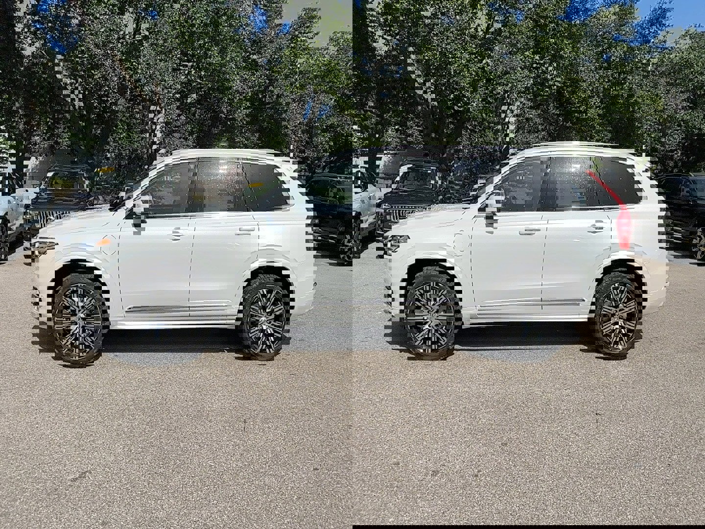 New 2025 Volvo XC90 T8 Plus w/ Protection Package Premier image 3