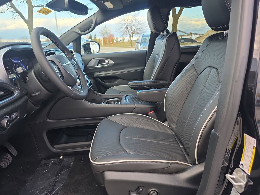 New 2026 Chrysler Pacifica Limited image 8