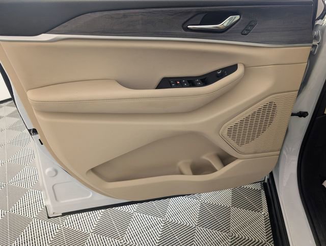 Used 2024 Jeep Grand Cherokee Limited image 10