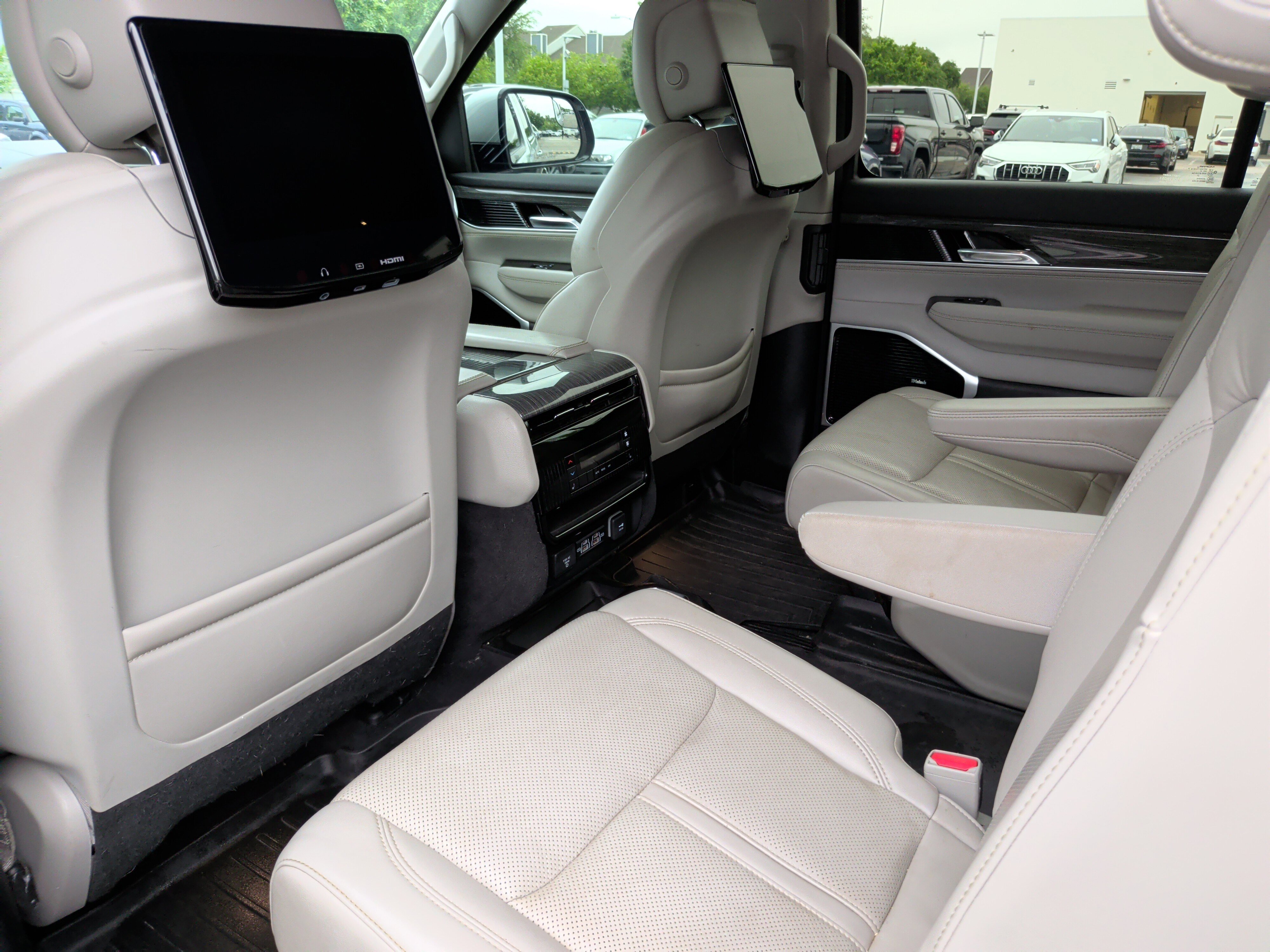 Used 2022 Jeep Wagoneer Series III w/ Premium Group I AWD/4WD image 38