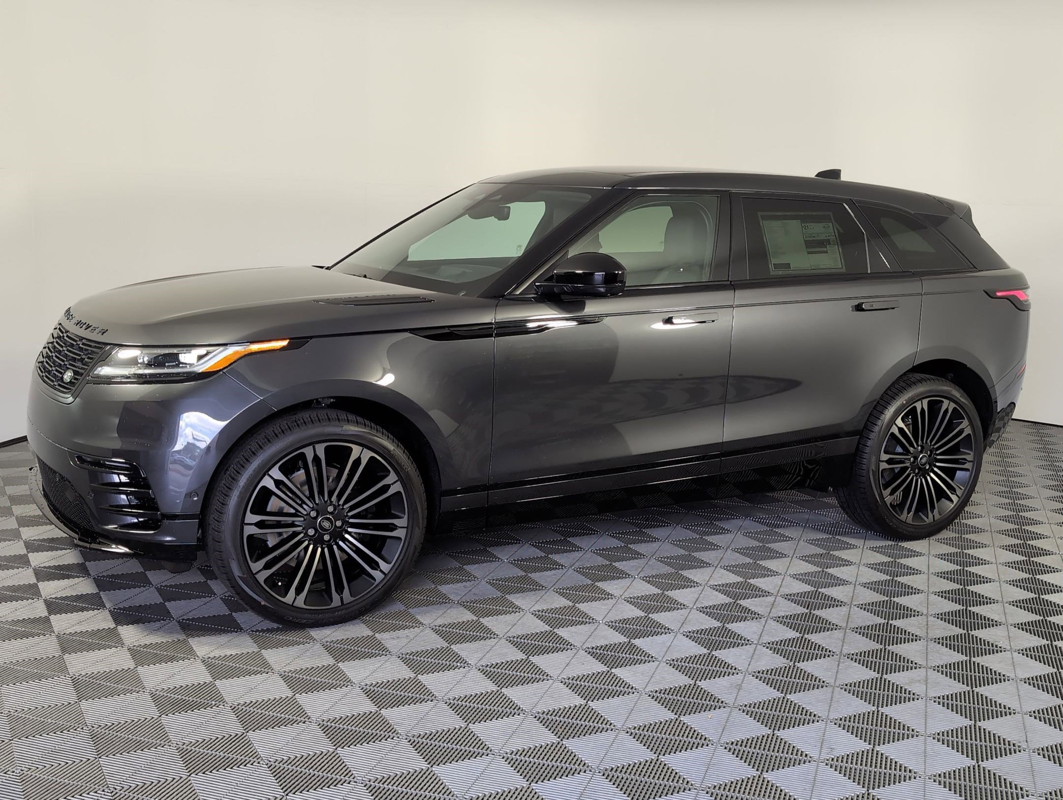 Used 2026 Land Rover Range Rover Velar Dynamic SE image 1