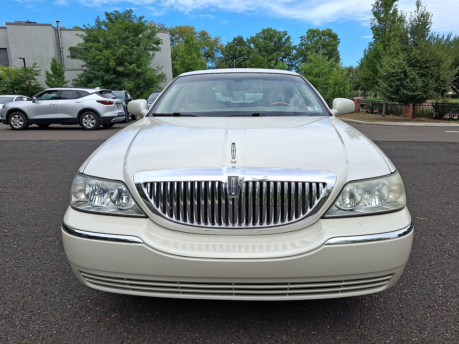 Used 2004 Lincoln Town Car Ultimate RWD image 2