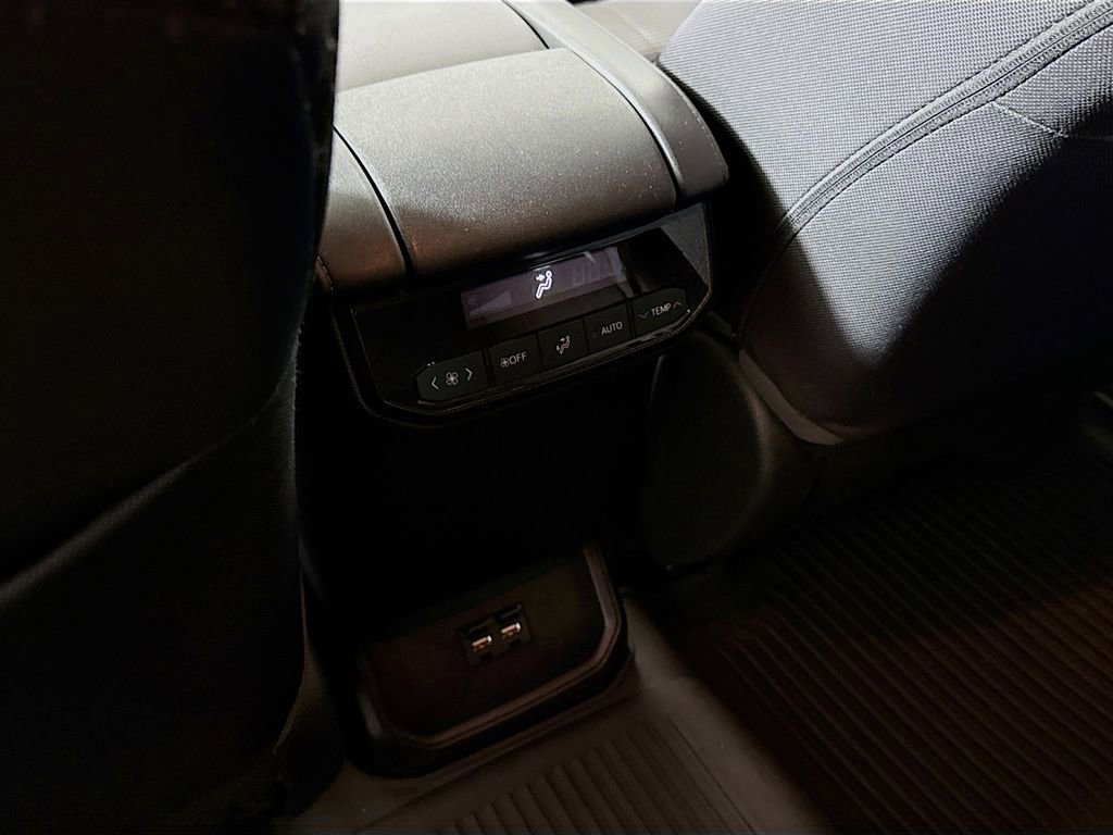 Used 2021 Toyota Highlander LE FWD image 23