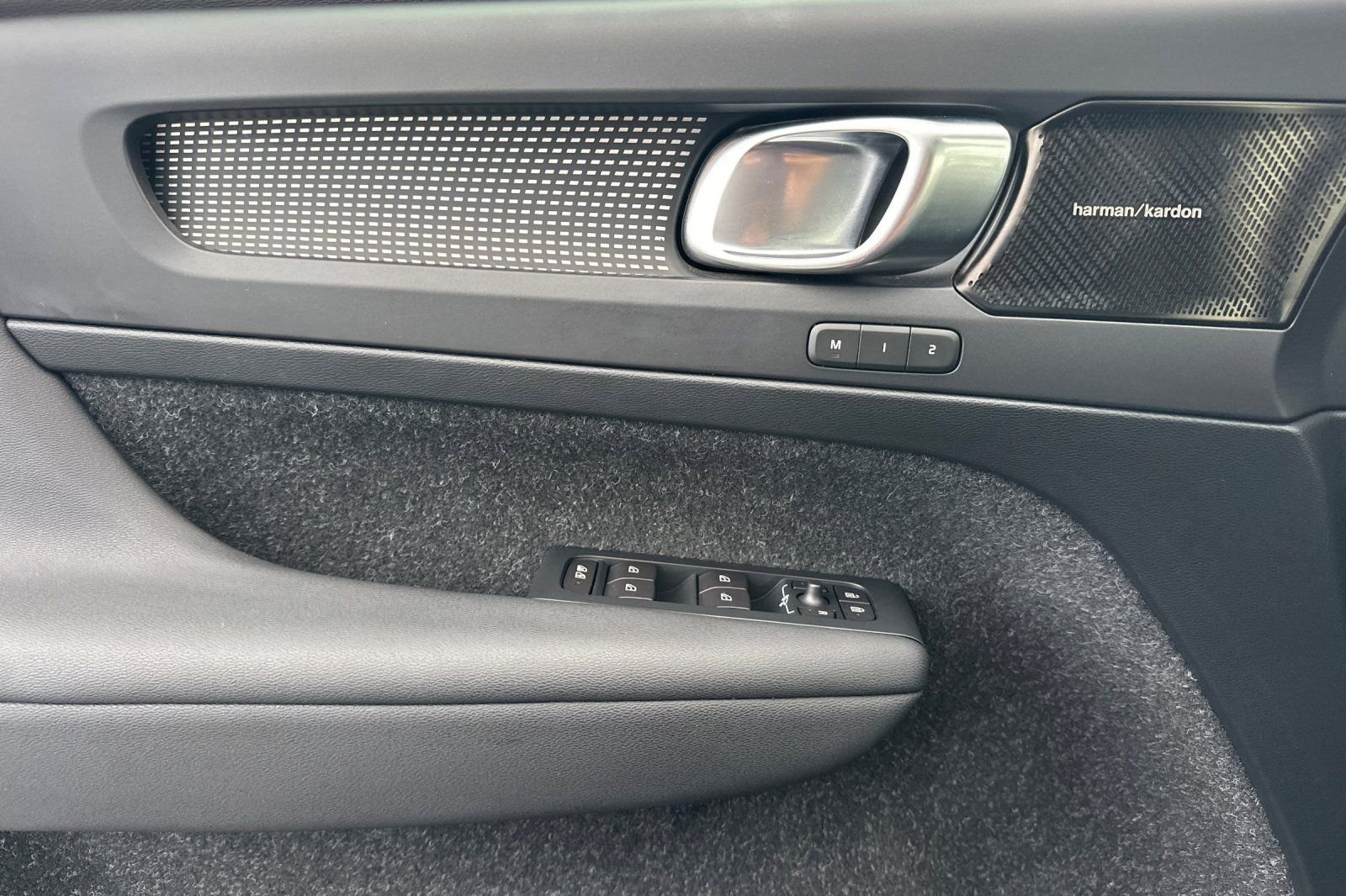 Used 2019 Volvo XC40 T4 R-Design image 14