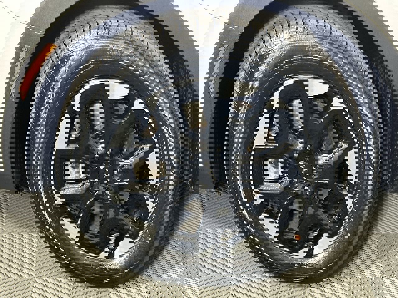 Used 2024 Kia Sorento S image 9