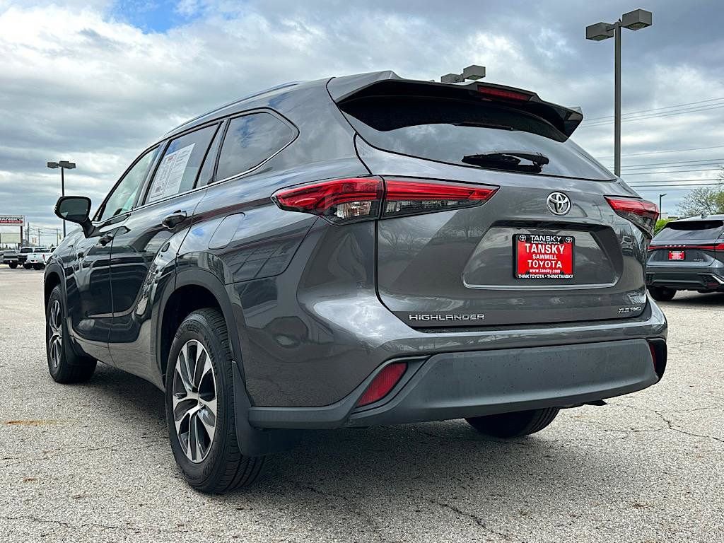 Certified 2020 Toyota Highlander XLE image 3