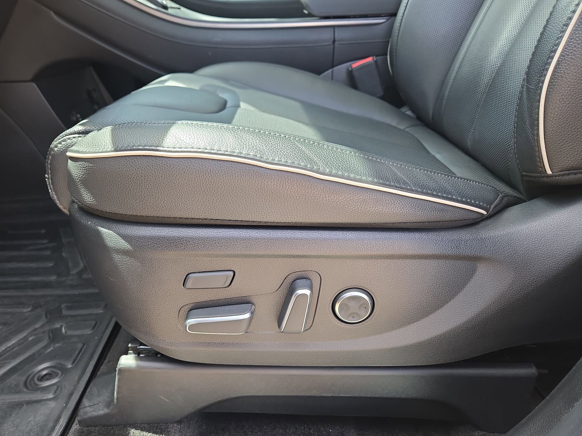Used 2024 Hyundai Palisade Limited FWD image 17