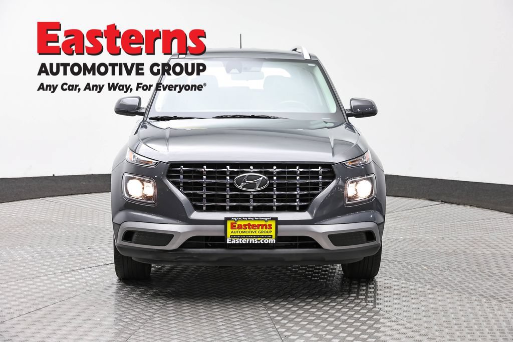 Used 2024 Hyundai Venue SEL FWD image 2