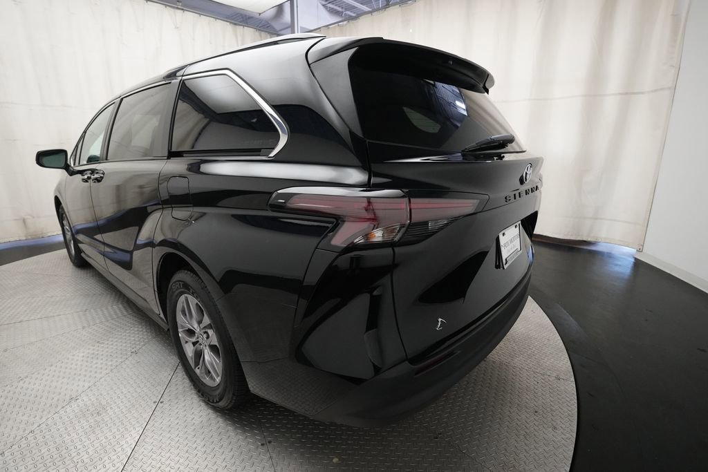 Used 2023 Toyota Sienna XLE FWD image 36