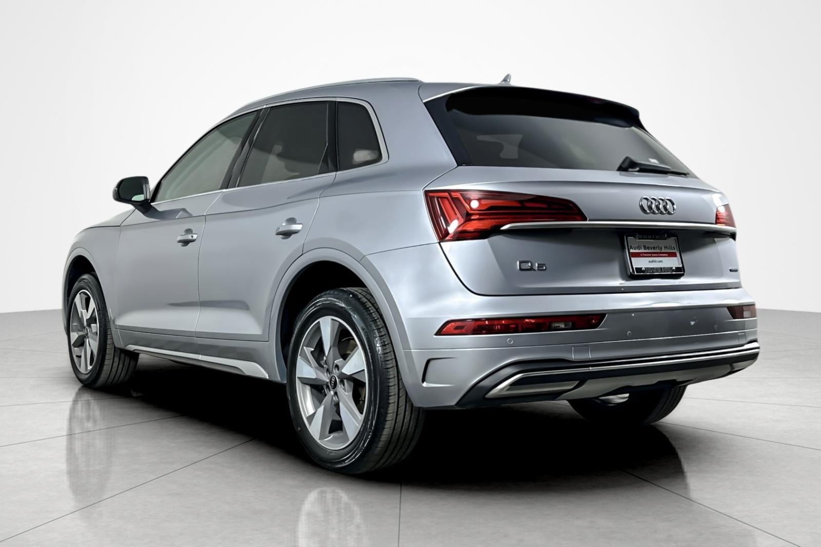 Used 2023 Audi Q5 2.0T Premium Plus w/ Premium Plus Package AWD/4WD image 3